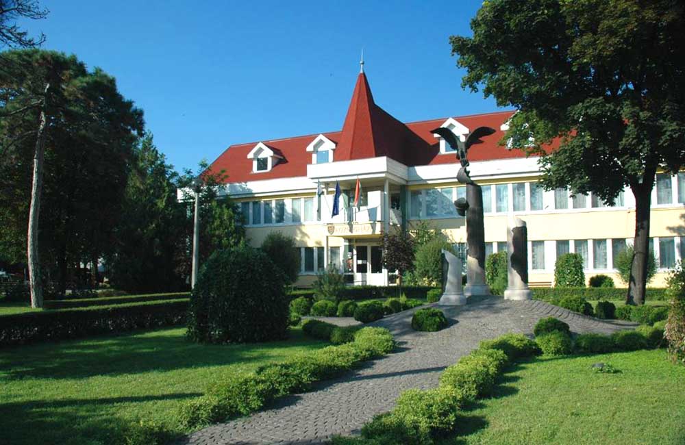 Abádszalók községháza