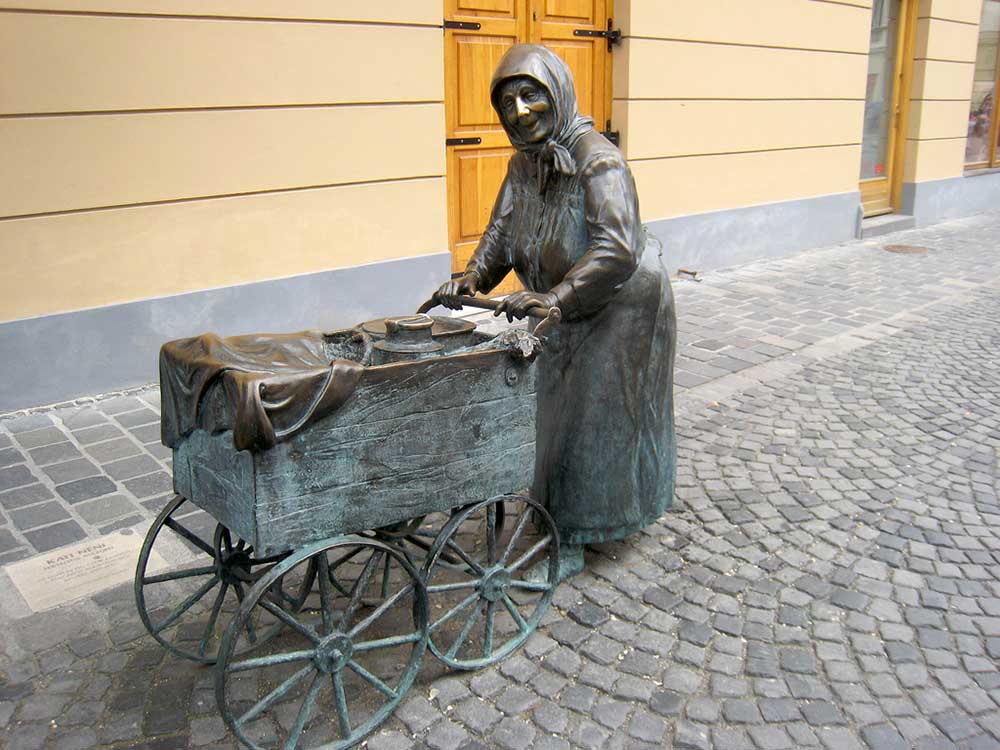 Kati néni szobra - Székesfehérvár