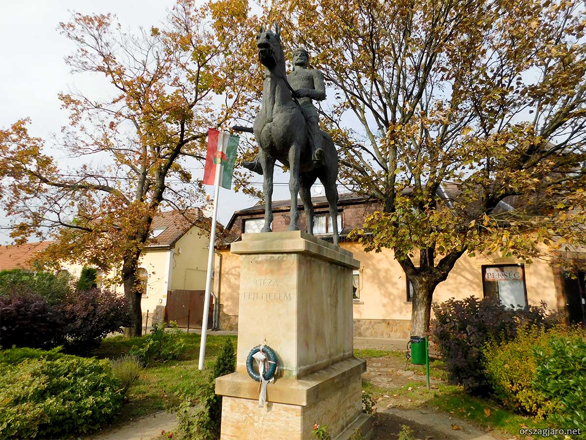 Géza fejedelem lovas szobra - Verőce