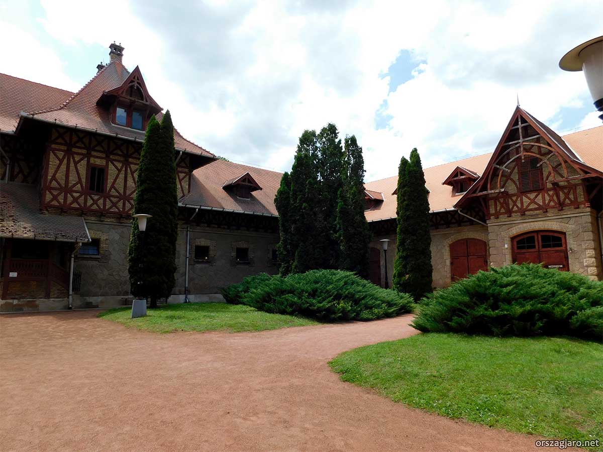 Cifra istálló és Kocsimúzeum